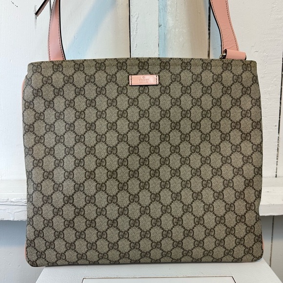 GUCCI GG Supreme Monogram Pink Lined Medium Flat Crossbody Messenger Bag Canvas - Picture 4 of 17